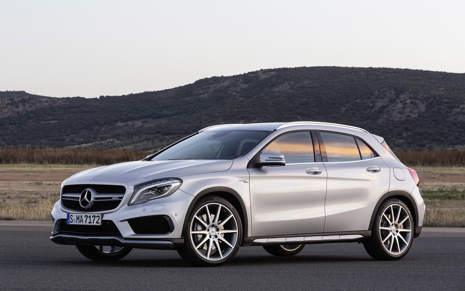 2015-mercedes-benz-gla45-amg_100451641_h.jpg