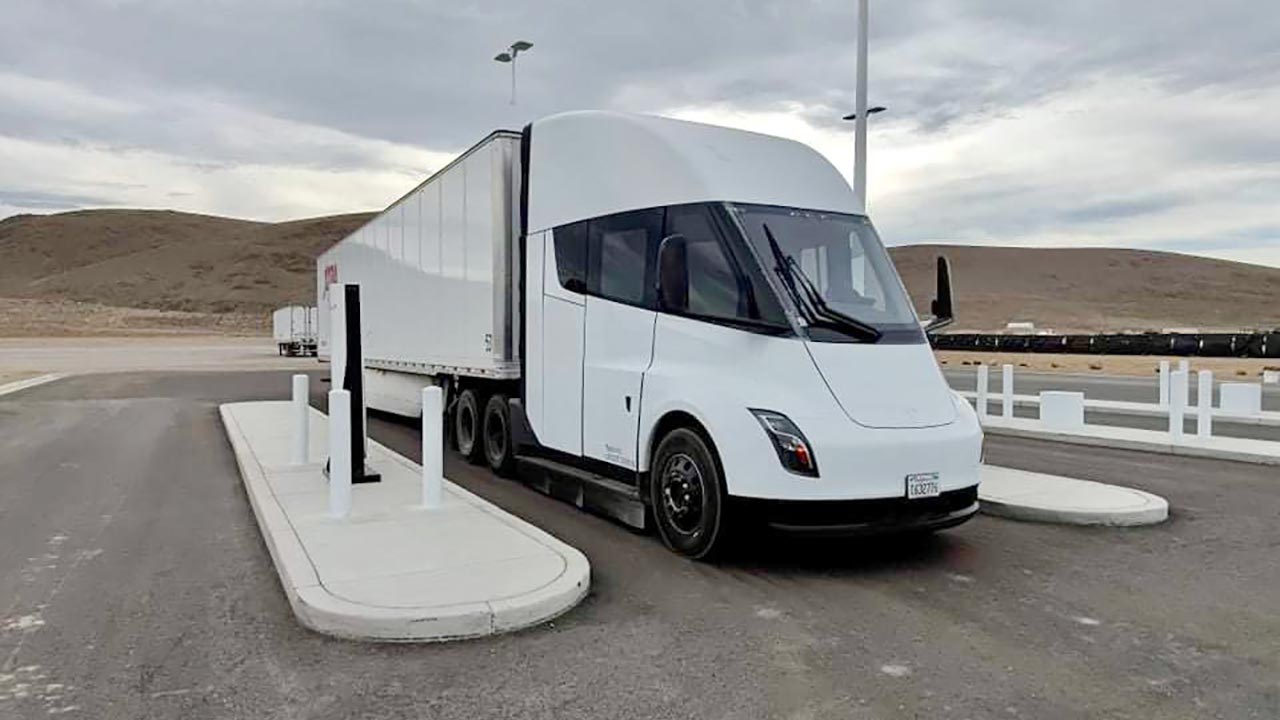Tesla-Semi-Truck-Megacharging-Nevada.jpg