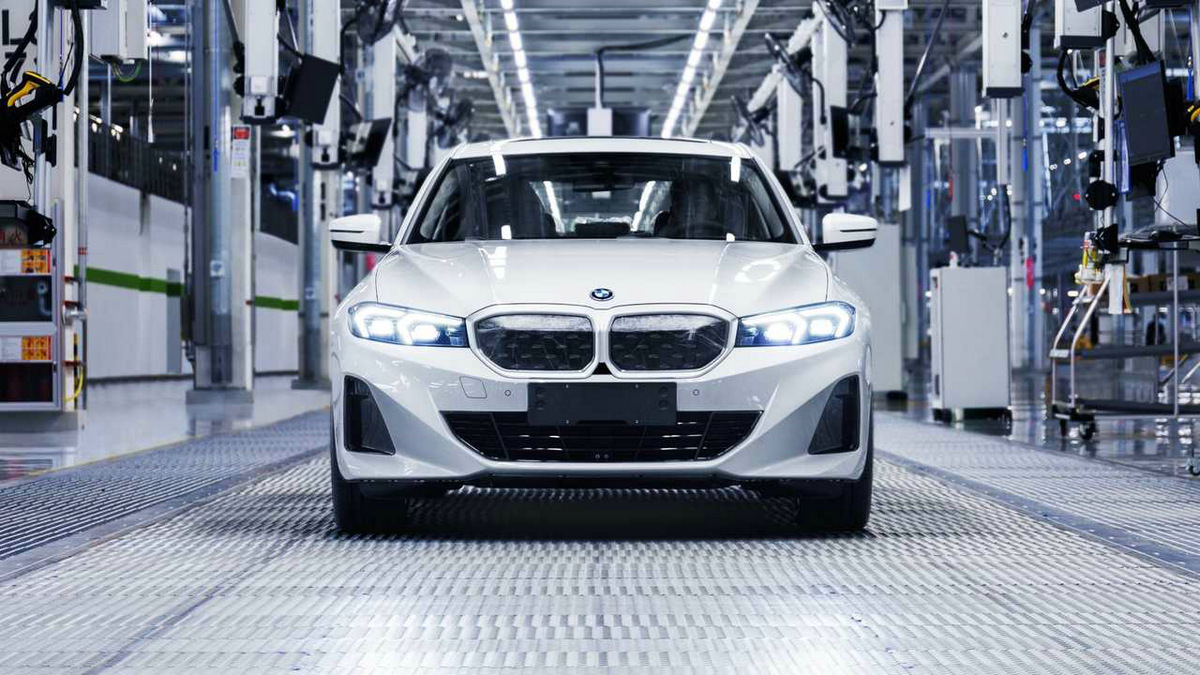 bmw-i3-edrive35-l-production-at-new-plant-in-shenyang-china (1).jpg