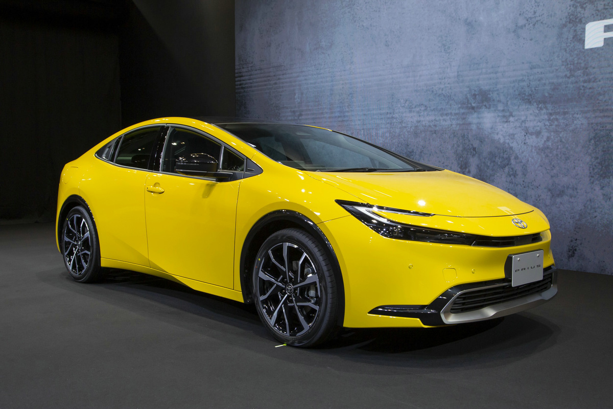 2023-Toyota-Prius-JDM-19.jpg
