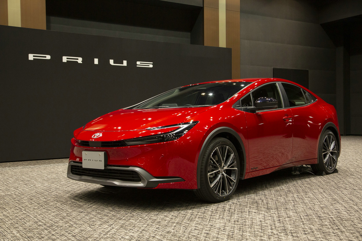 2023-Toyota-Prius-JDM-27.jpg