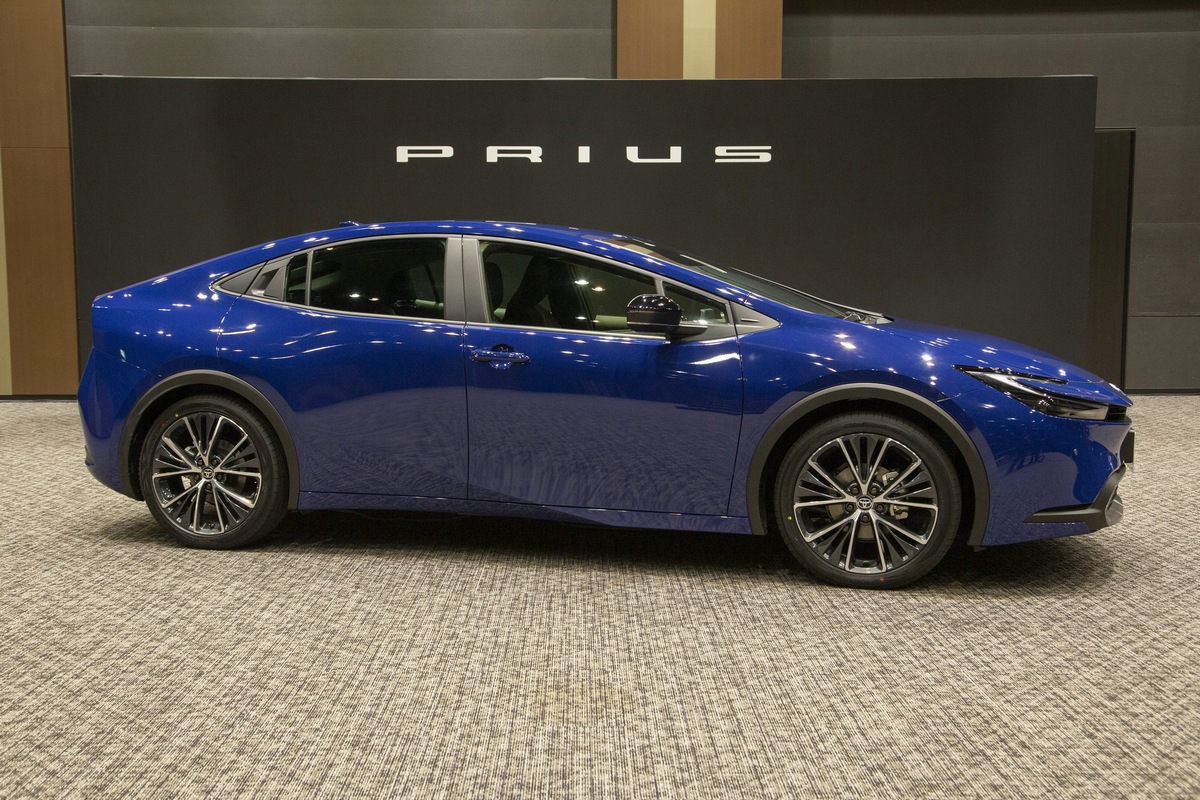 2023-Toyota-Prius-JDM-26.jpg