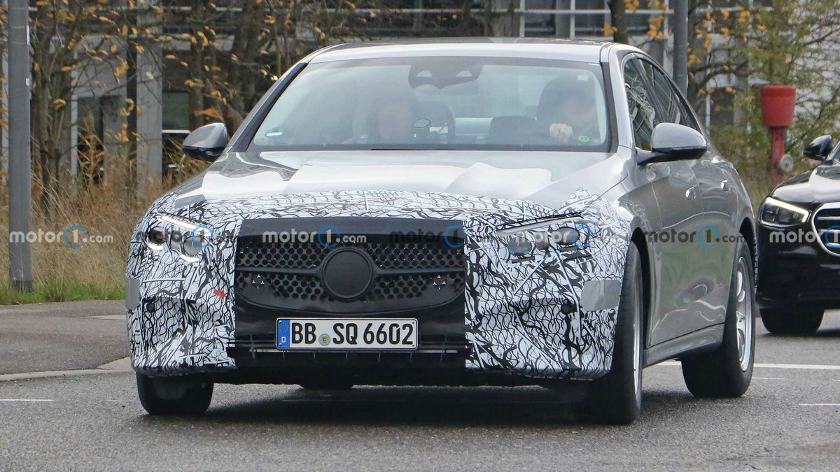 next-gen-mercedes-benz-e-class-sedan-front-view-spy-photo (2).jpg