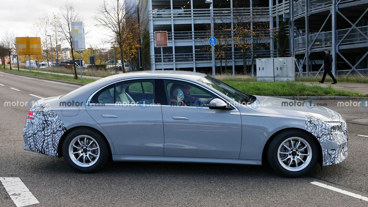 next-gen-mercedes-benz-e-class-sedan-side-view-spy-photo.jpg