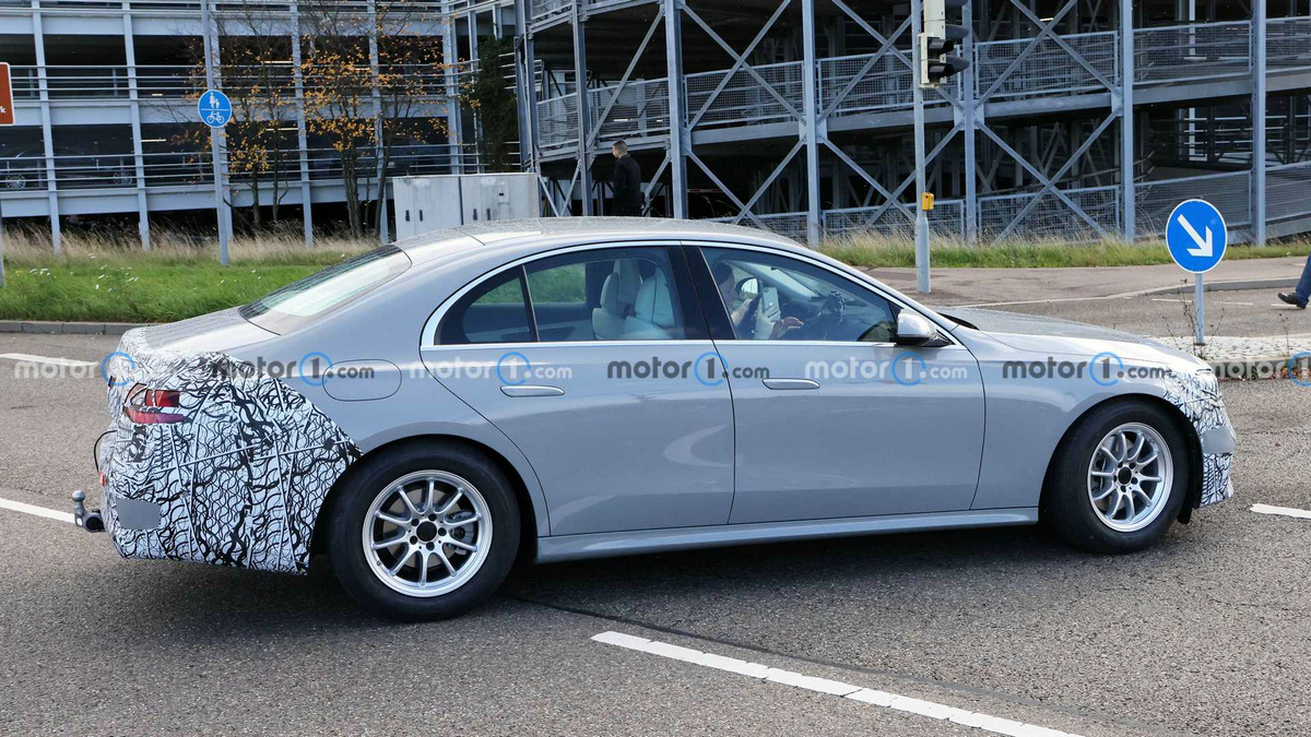 next-gen-mercedes-benz-e-class-sedan-side-view-spy-photo (1).jpg