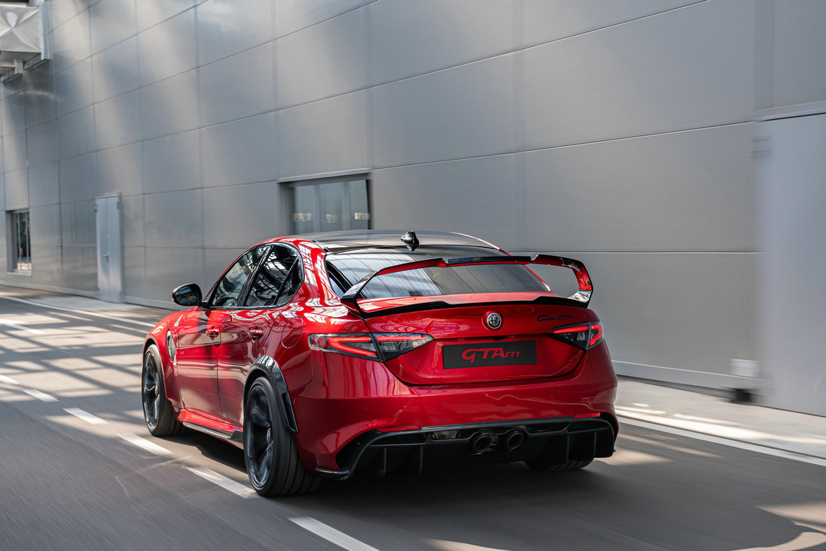2023-alfa-romeo-giulia-swb-zagato-teased-with-kammback-rear-end_6.jpg