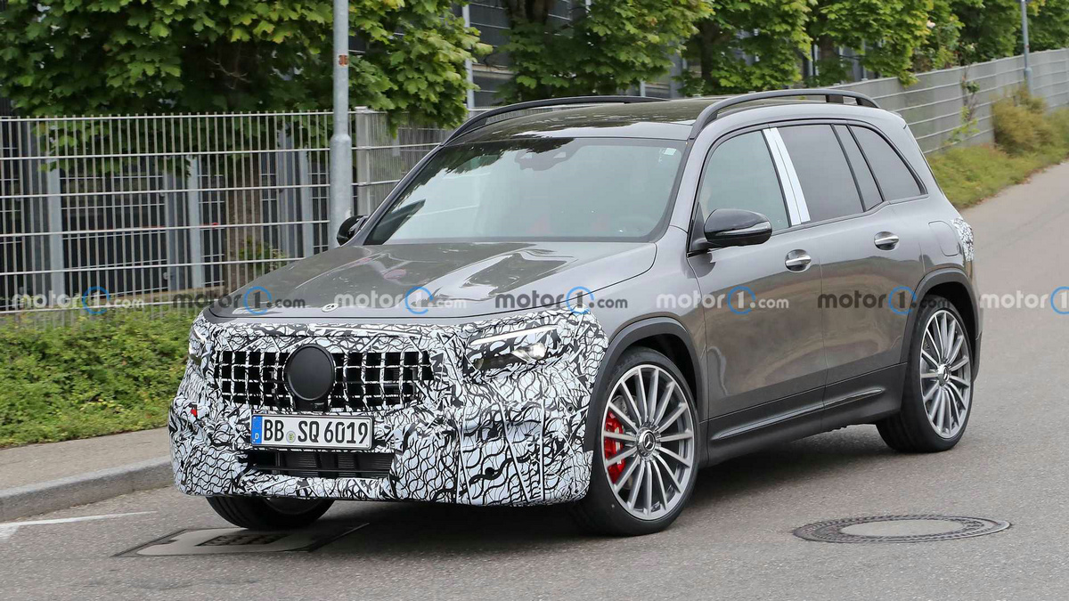 mercedes-amg-glb35-facelift-spied (1).jpg