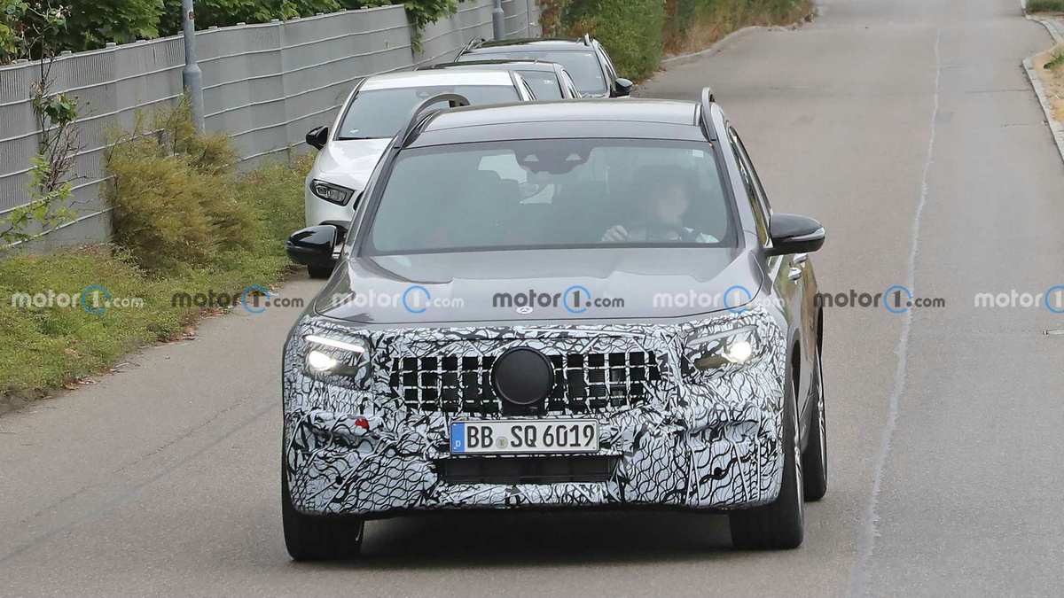 mercedes-amg-glb35-facelift-spied.jpg
