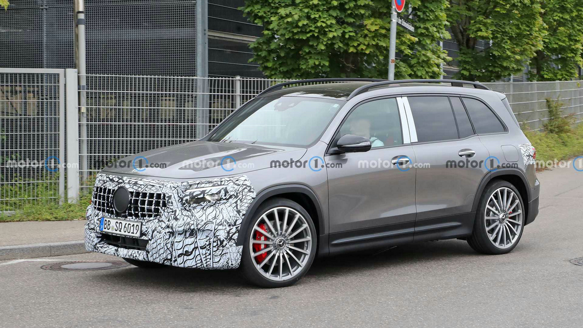 mercedes-amg-glb35-facelift-spied (2).jpg