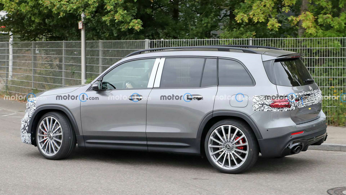 mercedes-amg-glb35-facelift-spied (4).jpg