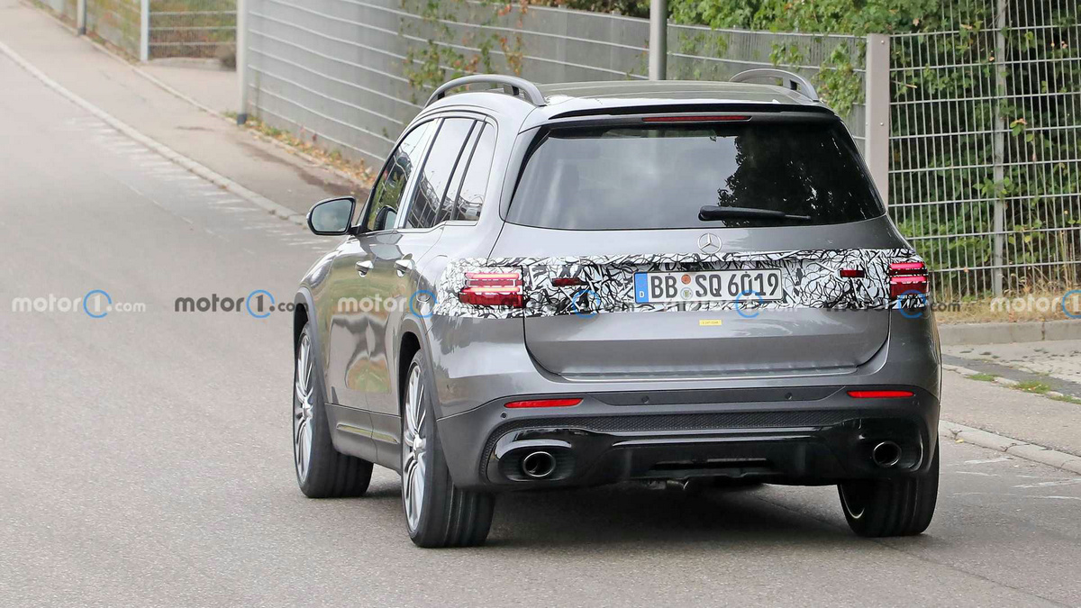 mercedes-amg-glb35-facelift-spied (6).jpg