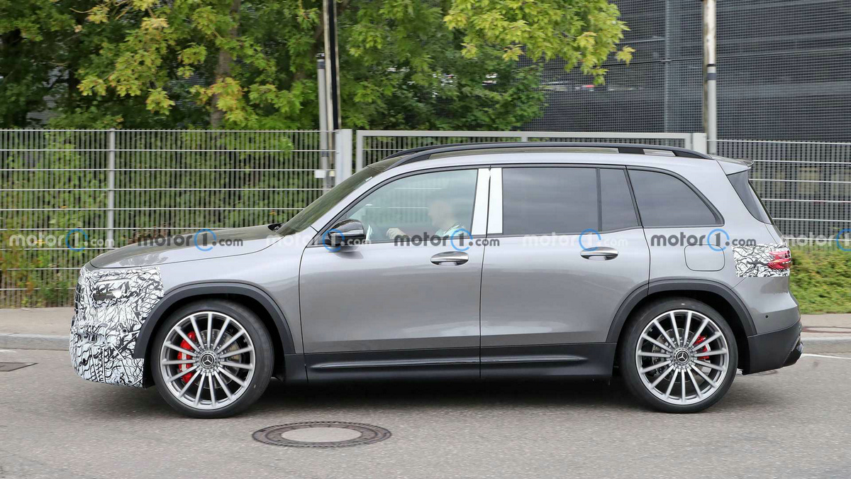 mercedes-amg-glb35-facelift-spied (3).jpg