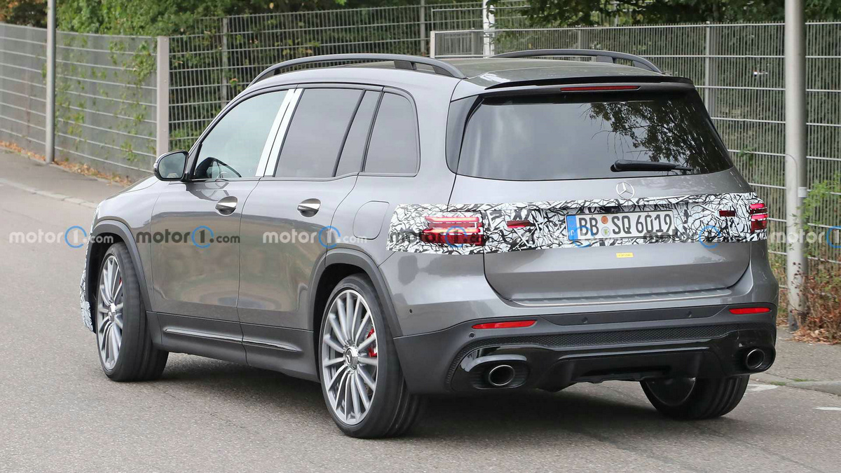 mercedes-amg-glb35-facelift-spied (5).jpg