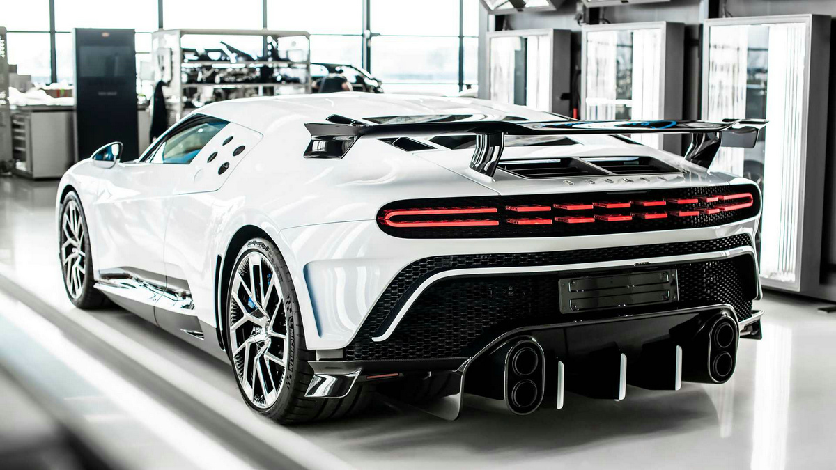 bugatti-centodieci-2022-zehntes-und-letztes-exemplar (1).jpg