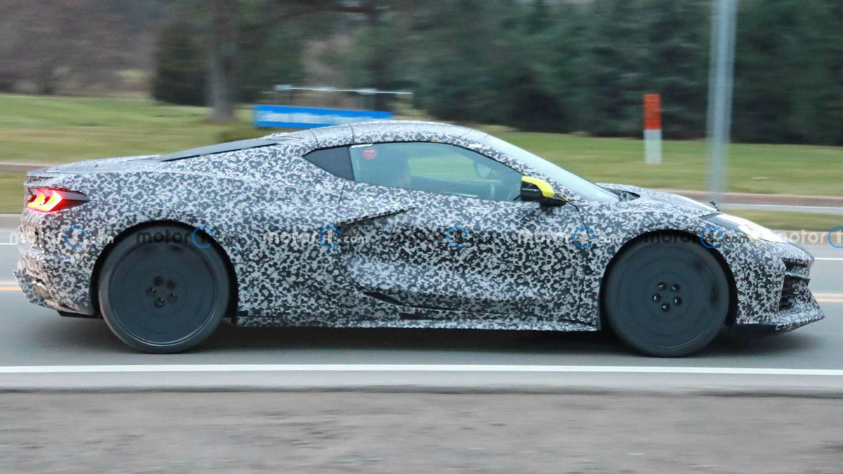 2024-chevy-corvette-e-ray-rhd-spy-photos (2).jpg