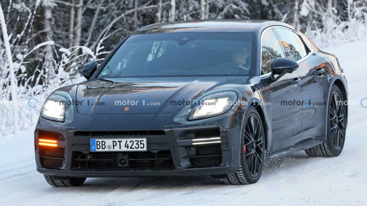 porsche-panamera-centerlock-wheels-spy-photos (1).jpg