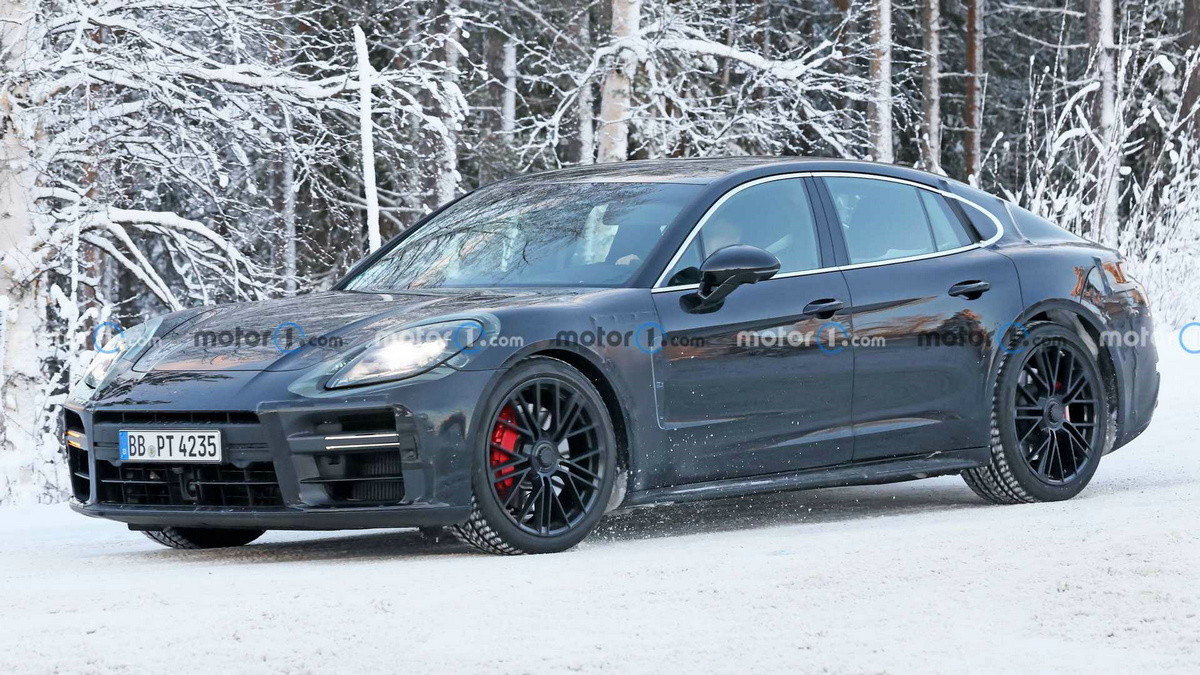 porsche-panamera-centerlock-wheels-spy-photos (2).jpg