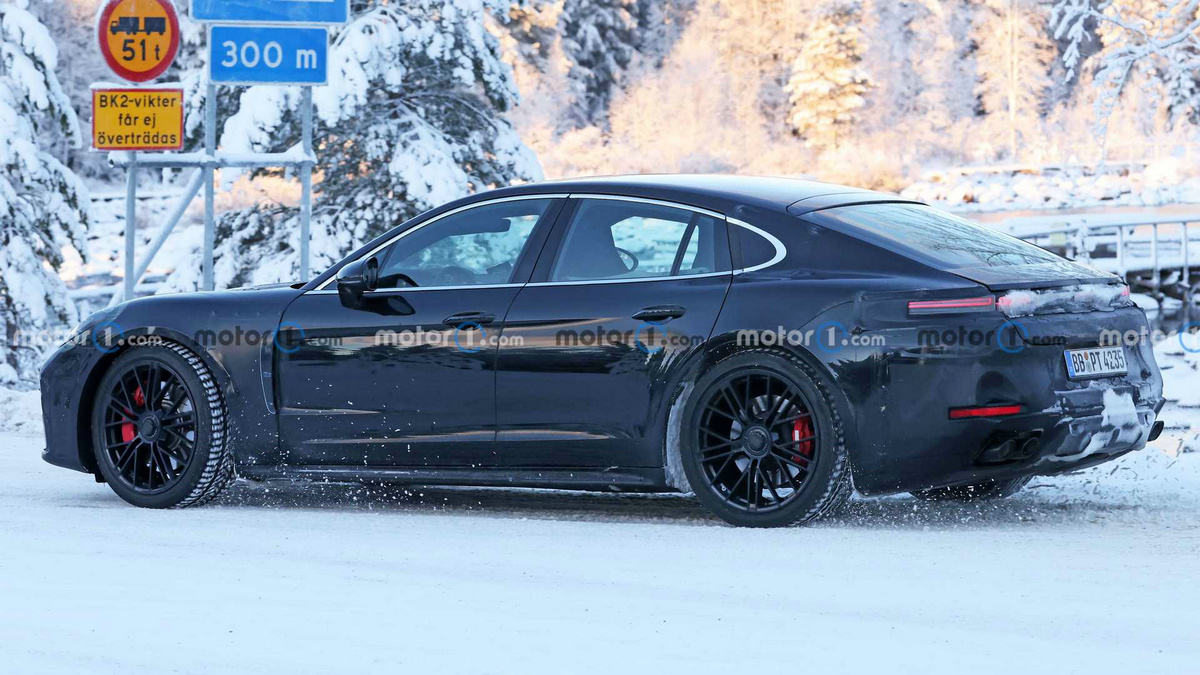 porsche-panamera-centerlock-wheels-spy-photos (4).jpg