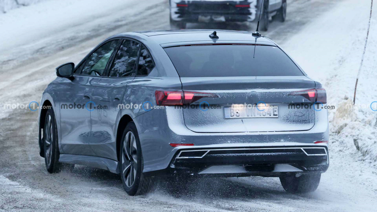 new-volkswagen-id.7-spy-shots (1).jpg