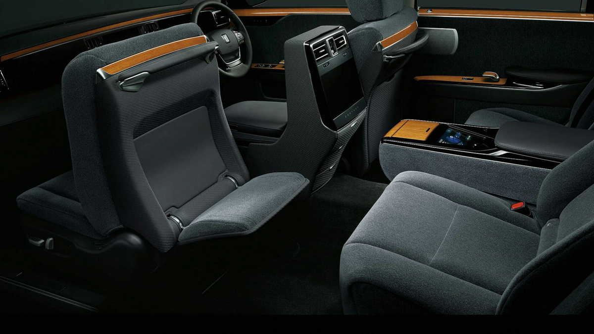 2018-toyota-century (1).jpg