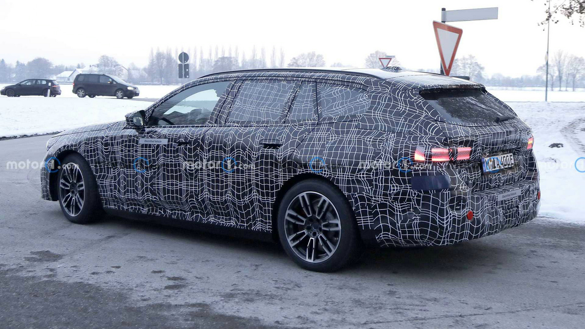 new-bmw-5-series-touring-spy-shots (3).jpg