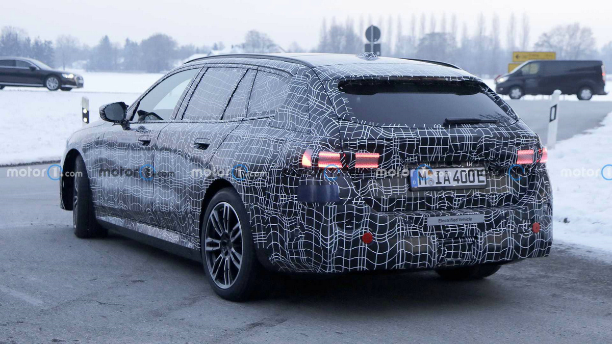 new-bmw-5-series-touring-spy-shots (4).jpg