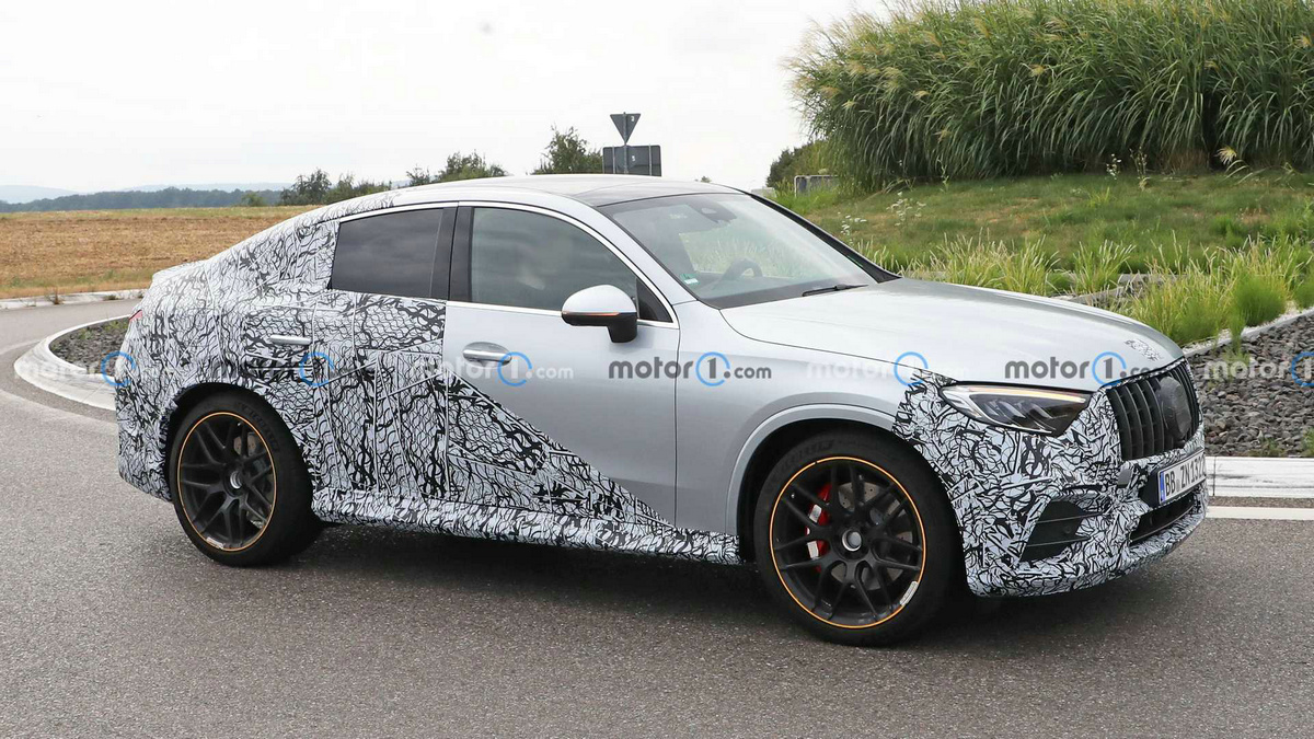 2024-mercedes-amg-glc-43-coupe-side-view-spy-photo.jpg