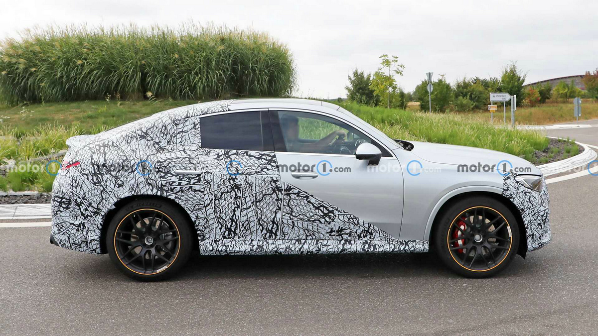 2024-mercedes-amg-glc-43-coupe-side-view-spy-photo (1).jpg