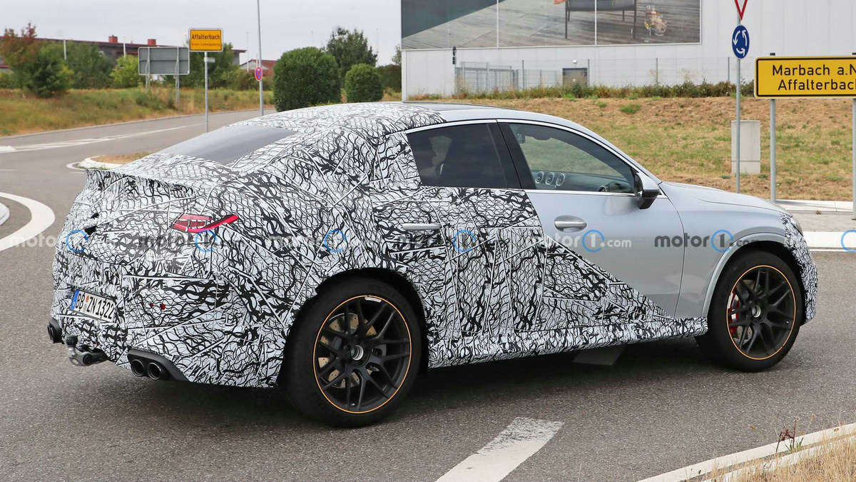 2024-mercedes-amg-glc-43-coupe-side-view-spy-photo (2).jpg