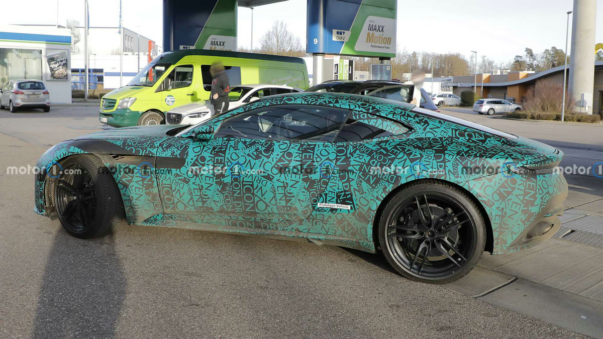 aston-martin-db12-side-view-spy-photo (3).jpg