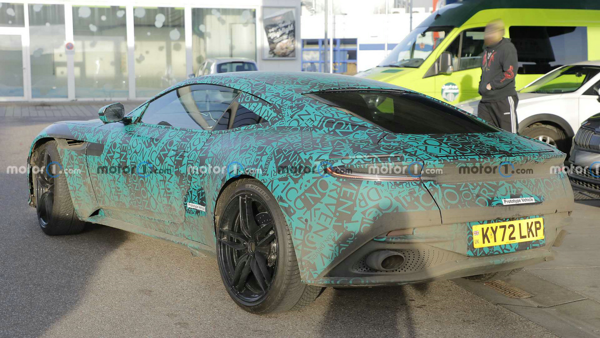 aston-martin-db12-side-view-spy-photo (4).jpg