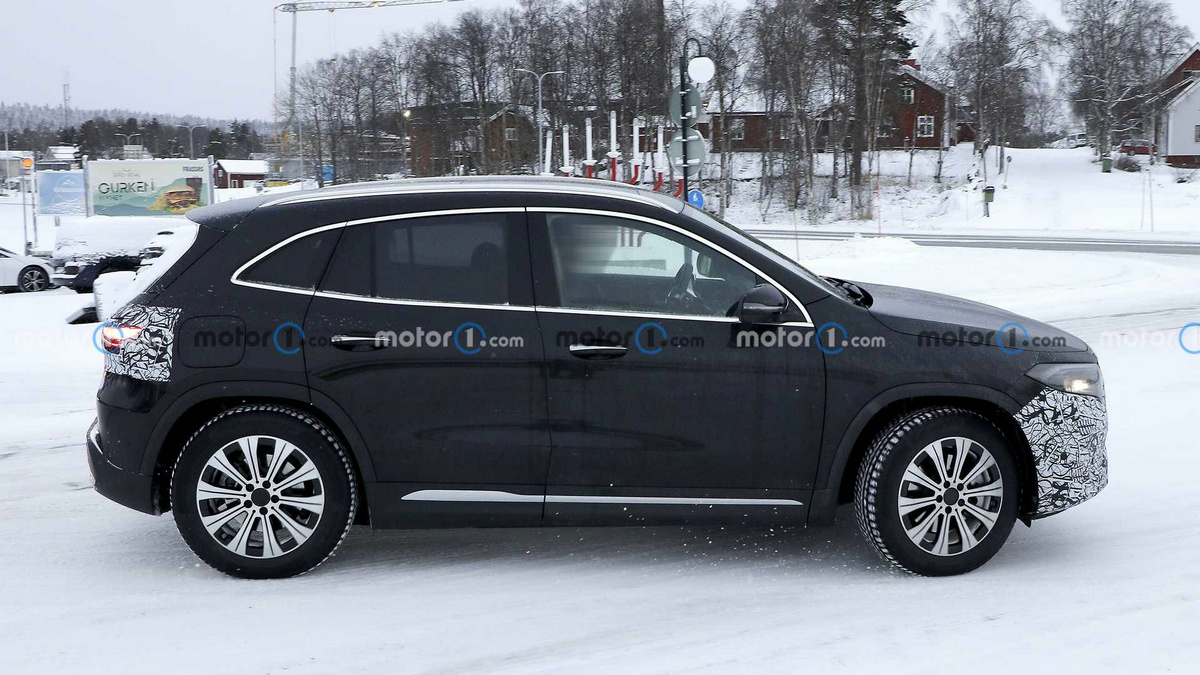 mercedes-eqa-facelift-spy-photos (3).jpg