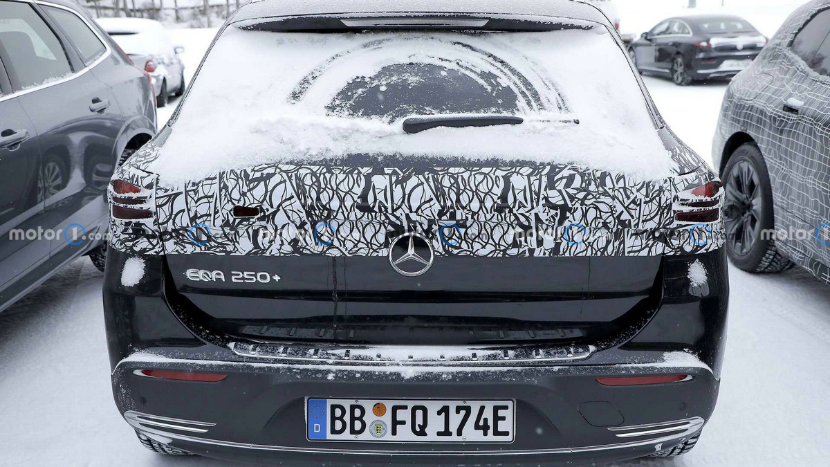 mercedes-eqa-facelift-spy-photos (8).jpg