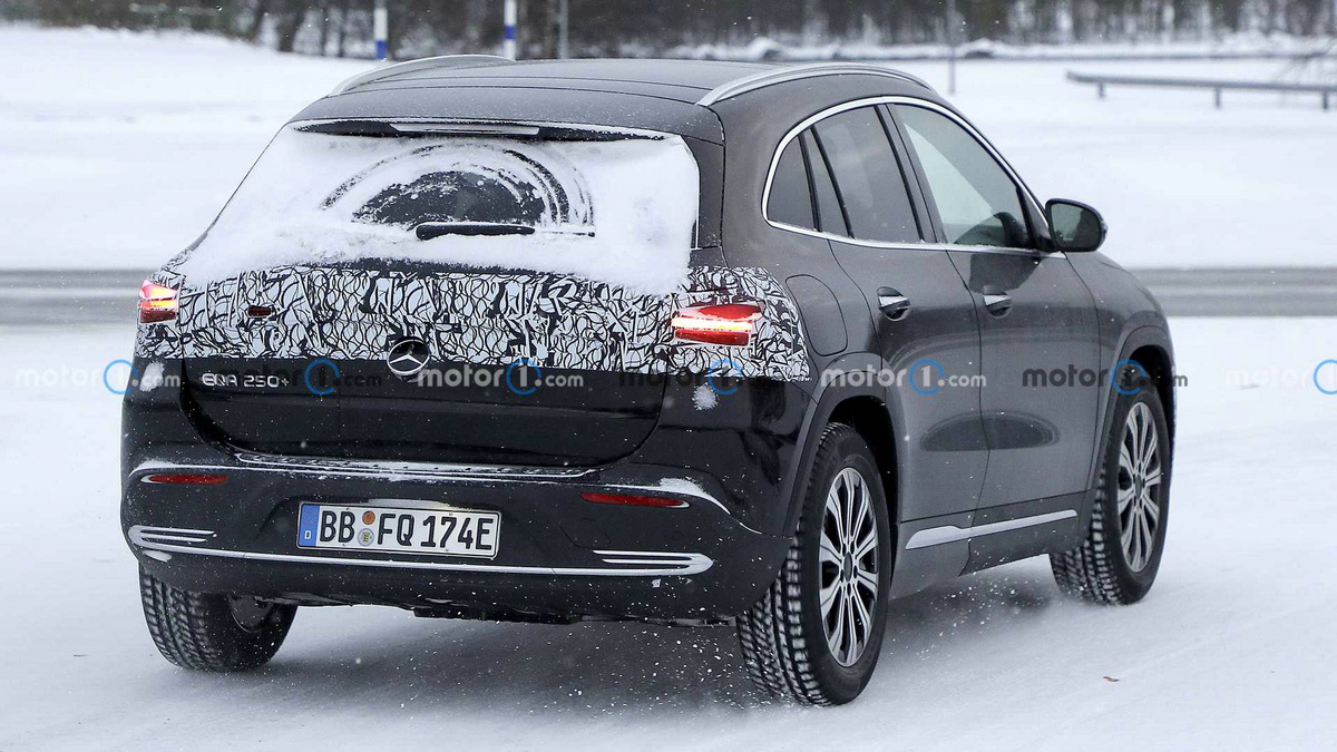 mercedes-eqa-facelift-spy-photos (5).jpg