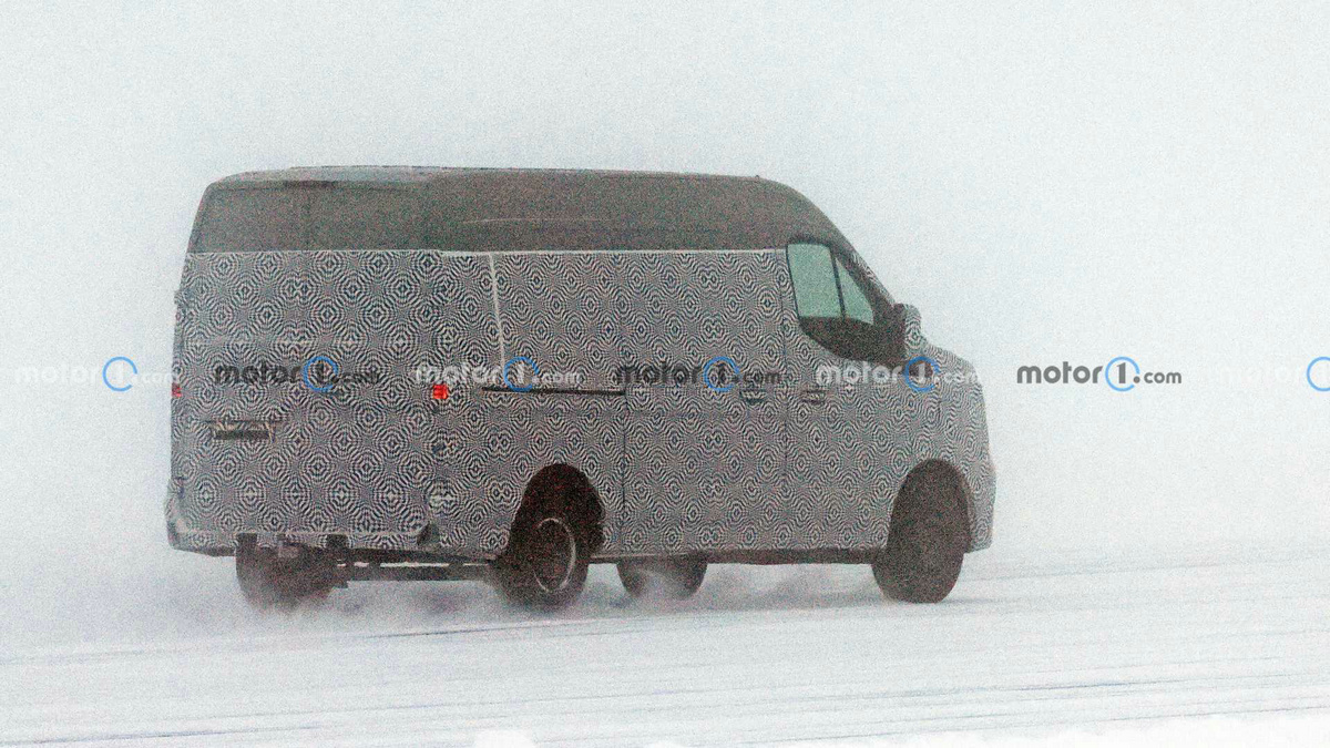 new-renault-master-first-spy-photo (4).jpg