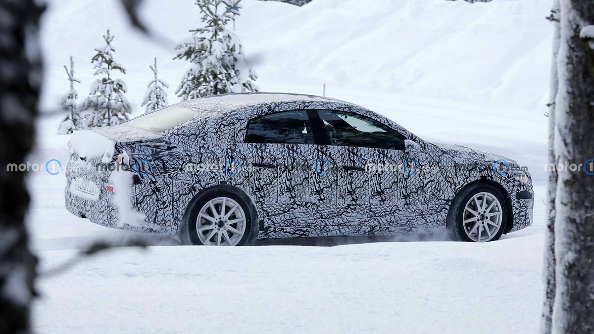 mercedes-eqa-sedan-spy-photo (5).jpg