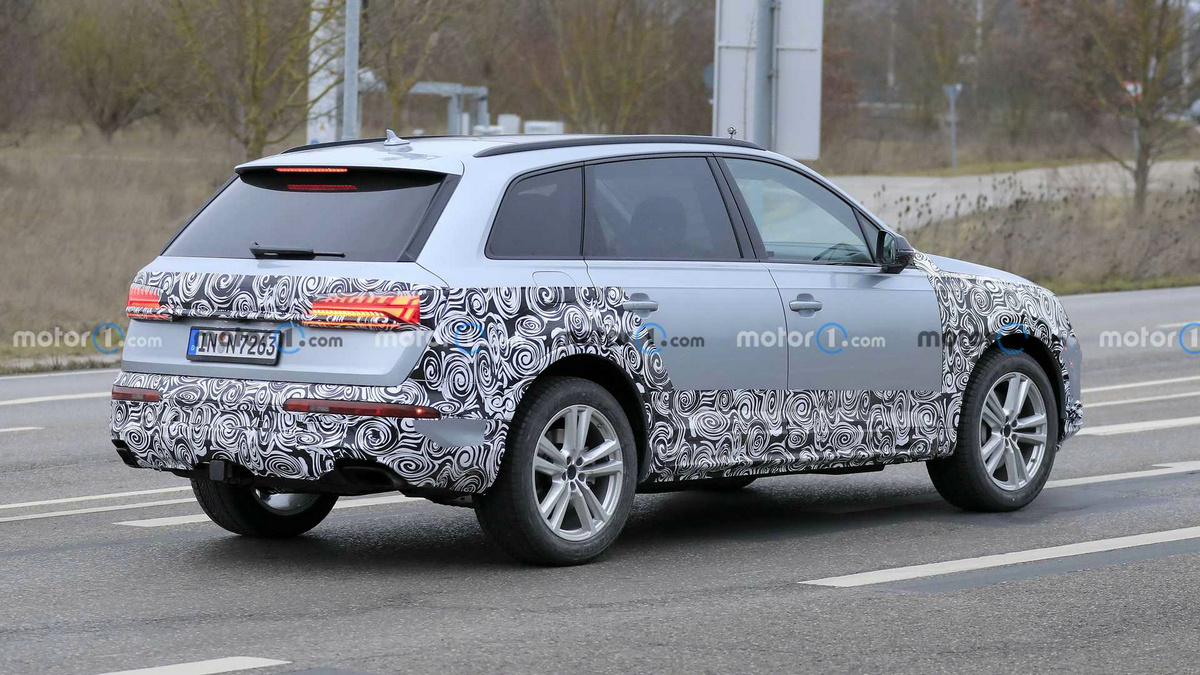 audi-q7-second-facelift-spy-photo (4).jpg