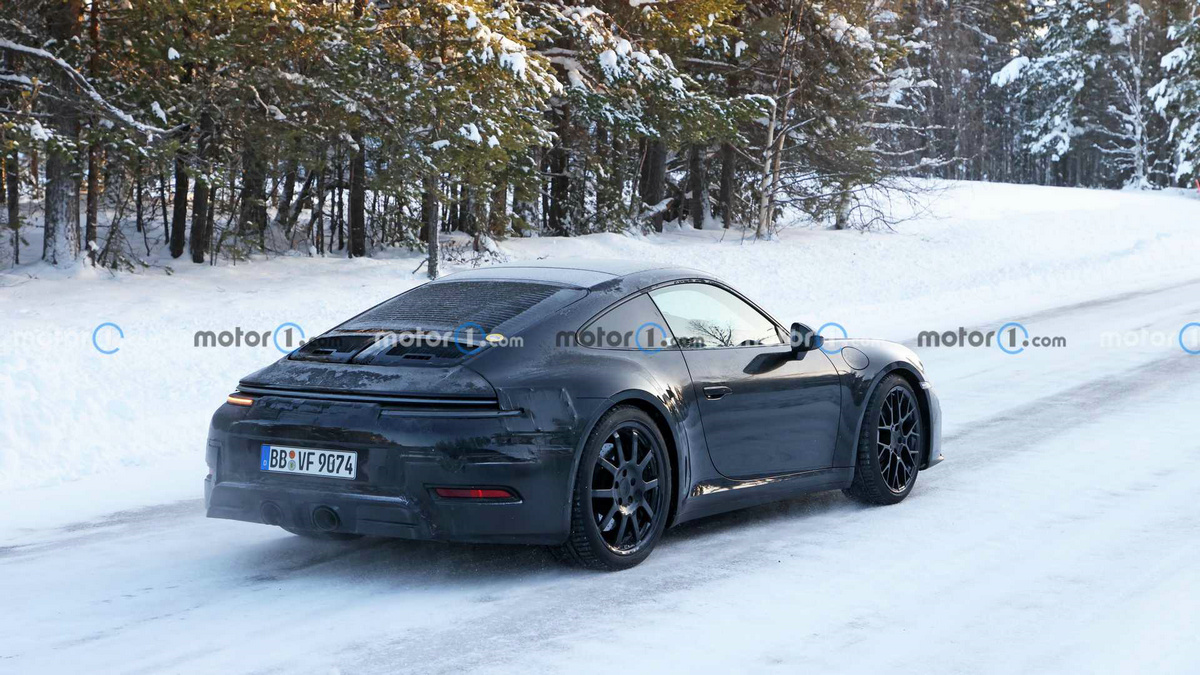 porsche-911-coupe-facelift-spy-photo (1).jpg
