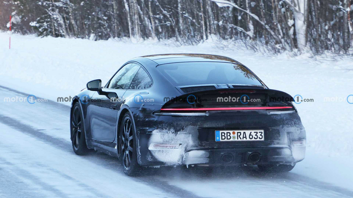 porsche-911-coupe-facelift-spy-photo (4).jpg
