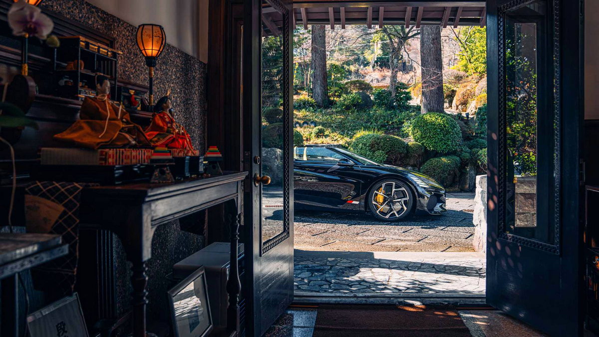 bugatti-w16-mistral-roadster-in-tokyo-japan (15).jpg