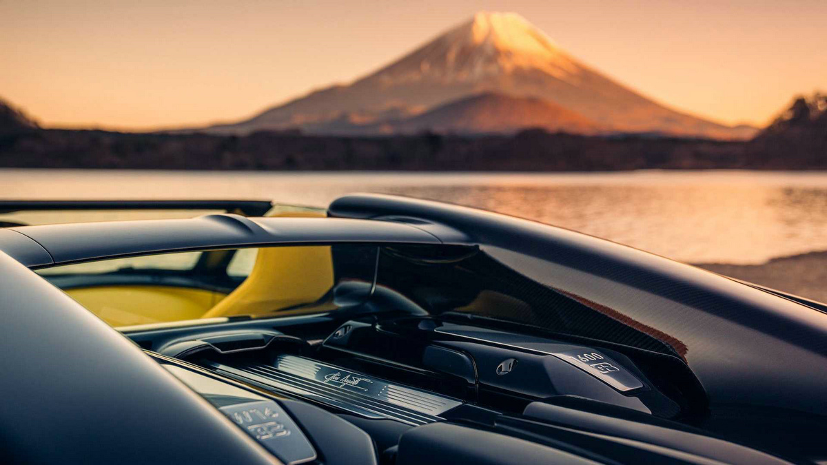 bugatti-w16-mistral-roadster-in-tokyo-japan (4).jpg