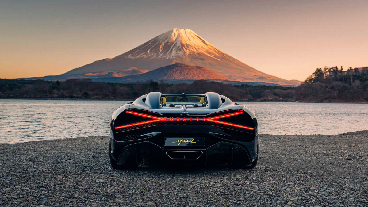 bugatti-w16-mistral-roadster-in-tokyo-japan (2).jpg