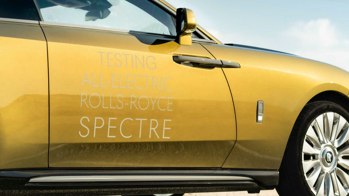 rolls-royce-spectre-hot-weather-testing (7).jpg