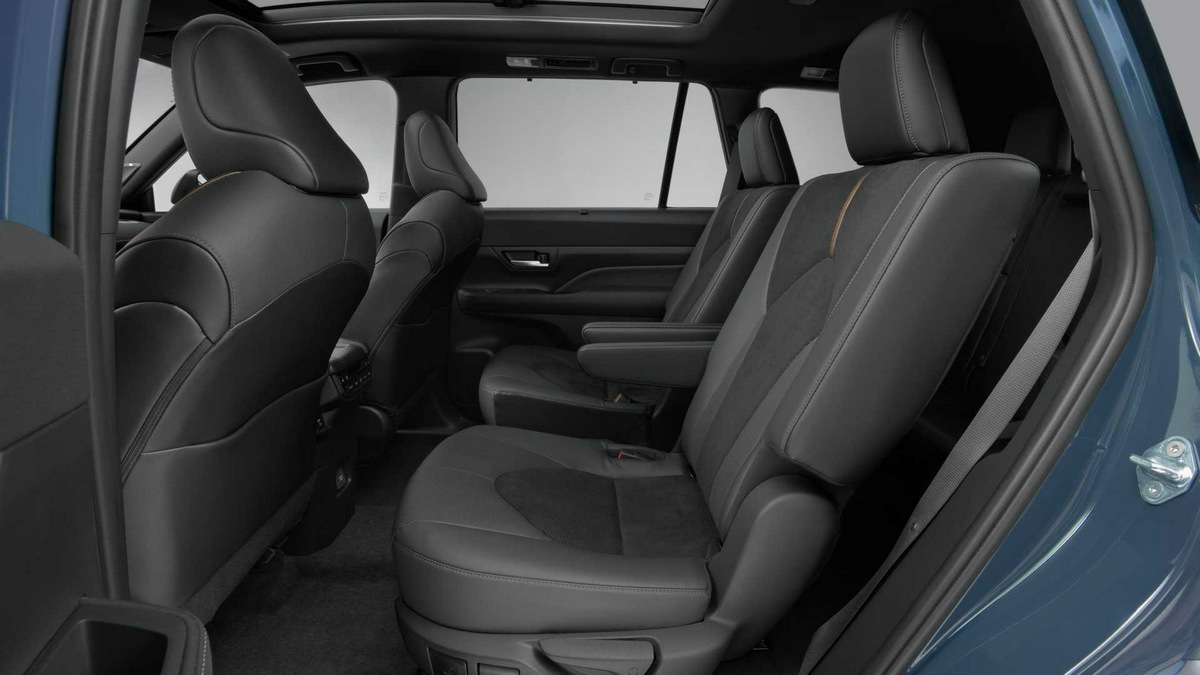 2024-toyota-grand-highlander-interior (3).jpg