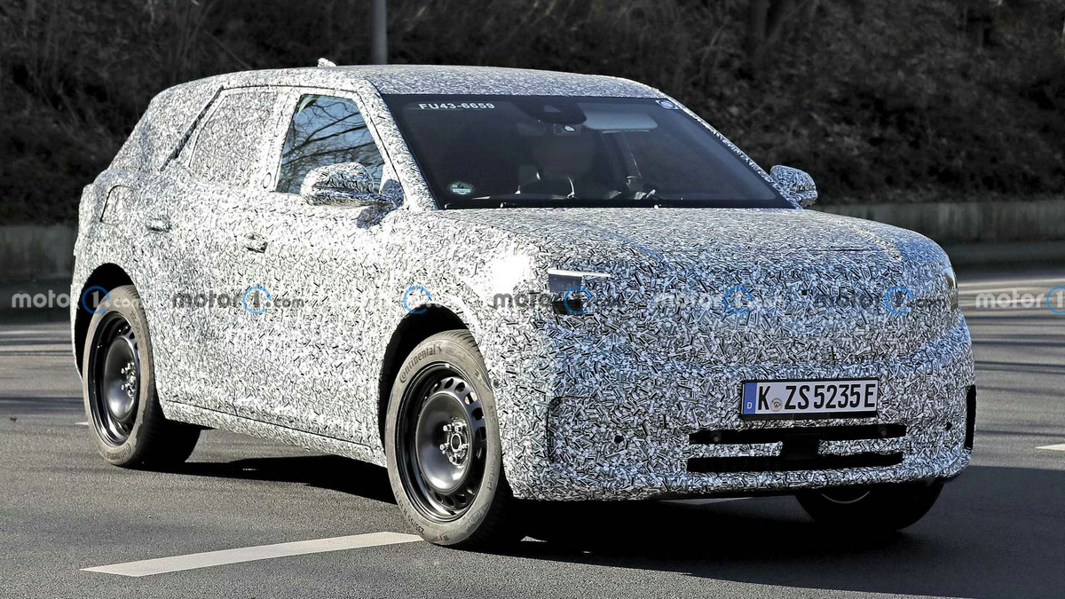 ford-electric-crossover-spy-photos (1).jpg