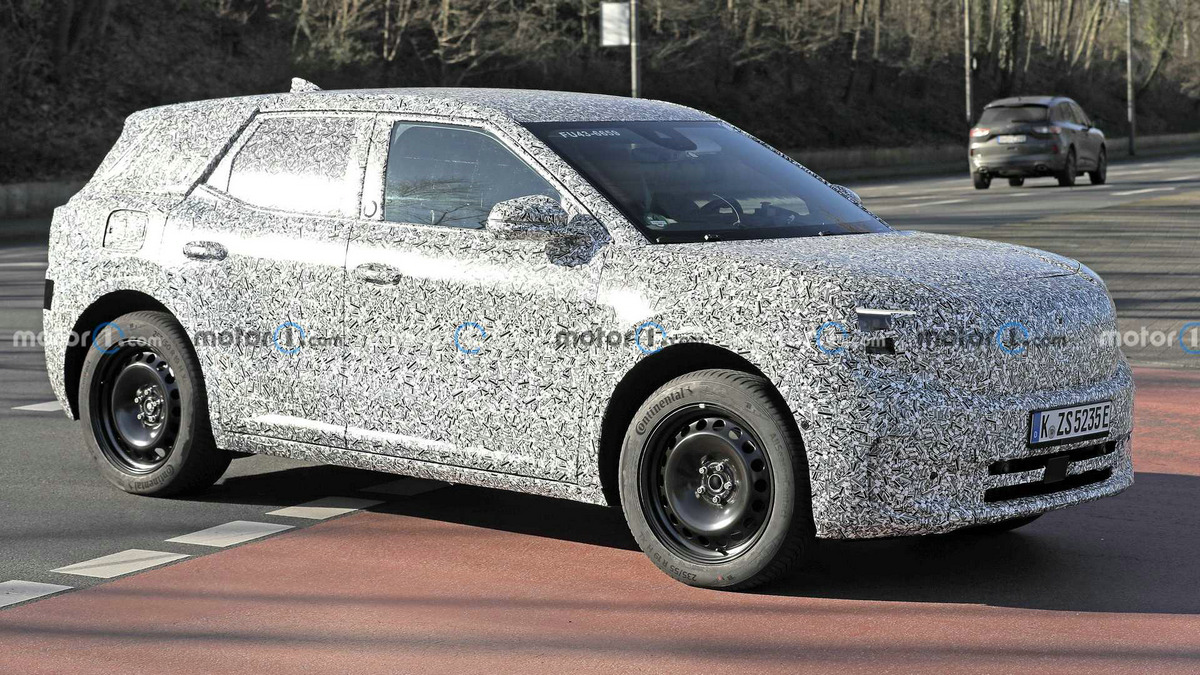 ford-electric-crossover-spy-photos (2).jpg