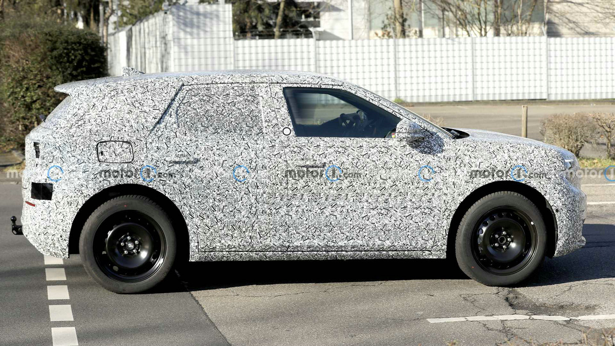 ford-electric-crossover-spy-photos (3).jpg