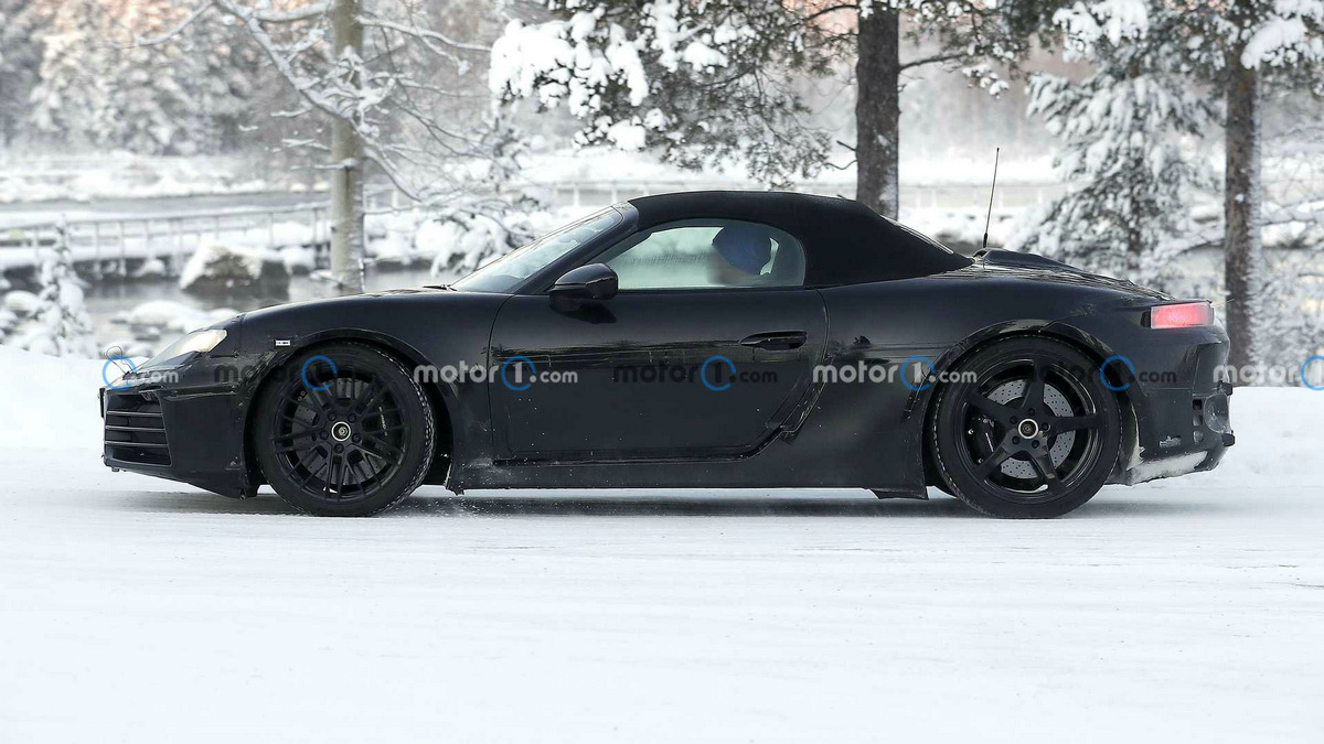 2025-porsche-718-boxster-ev-spy-photo-near-the-arctic-circle (2).jpg
