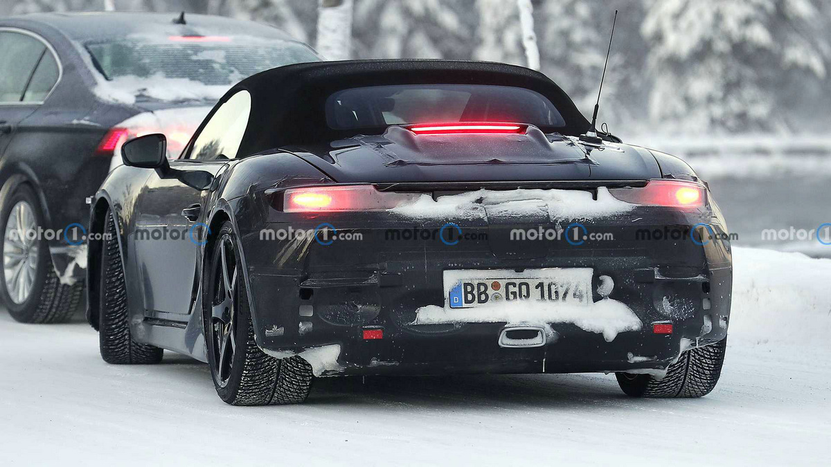 2025-porsche-718-boxster-ev-spy-photo-near-the-arctic-circle (4).jpg