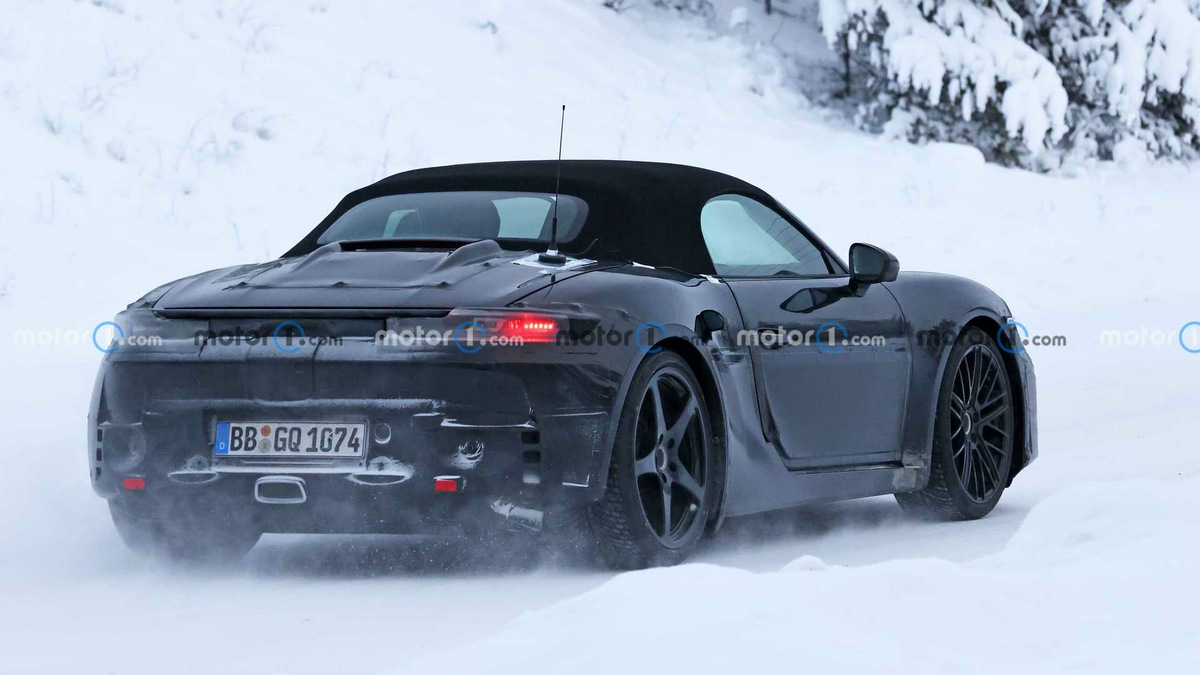2025-porsche-718-boxster-ev-spy-photo-near-the-arctic-circle (7).jpg